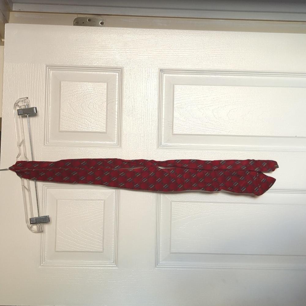 61-in Stanley Blacker maroon patterned silk tie